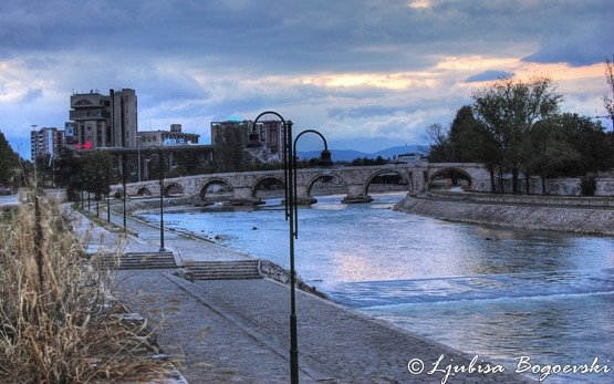 Puente de piedra en Skopje